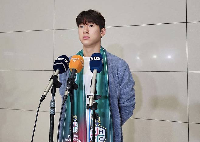 윤도영이 지난 14일 인천공항을 통해 자신의 임대 이적이 확정된 네덜란드 엑셀시오르 입단을 위해 출국하기에 앞서 취재진의 질문에 대답하고 있다. 연합뉴스