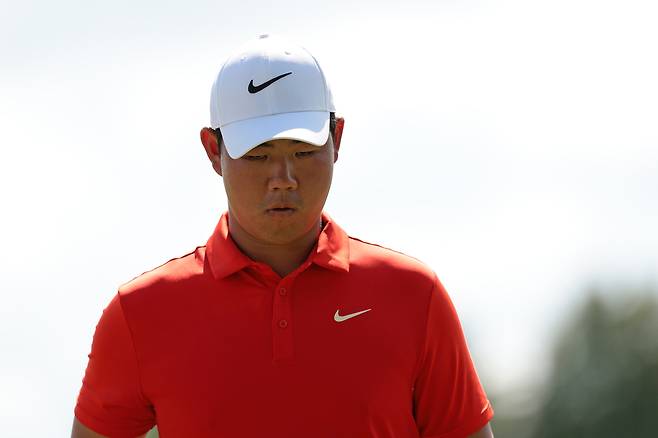 김주형이 지난 27일 PGA 투어 3M오픈 3라운드 도중 12번 홀 그린에서 심각한 표정으로 걷고 있다. 게티이미지코리아