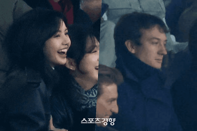 2023년 11월 프랑스 파리의 파르크 데 프랭스에서 열린 파리 생제르맹과 뉴캐슬의 UEFA 챔피언스리그 경기를 관람하는 블랙핑크 리사와 프레데릭 아르노의 모습. 게티이미지 코리아