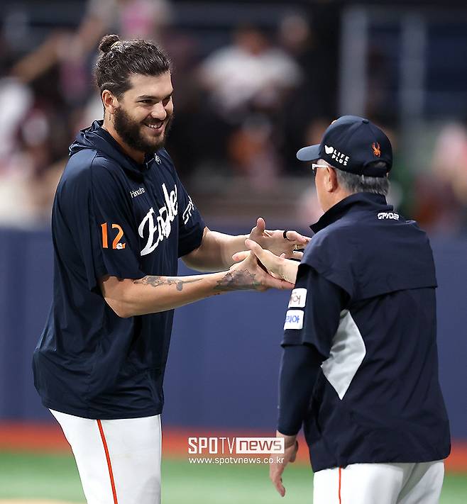 ▲ 폰세와 김경문 감독(왼쪽부터) ⓒ 곽혜미 기자