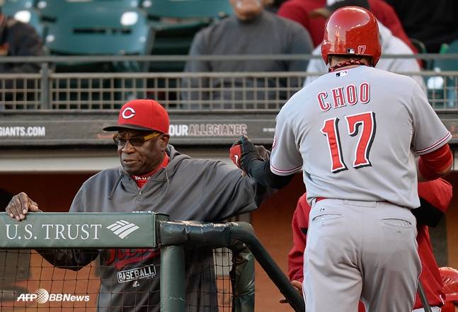 베이커 감독(왼쪽)과 추신수. /AFPBBNews=뉴스1