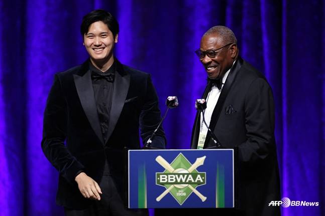 2024년 1월 오타니 쇼헤이(왼쪽)의 MVP 시상을 하고 있는 베이커 감독(오른쪽). /AFPBBNews=뉴스1