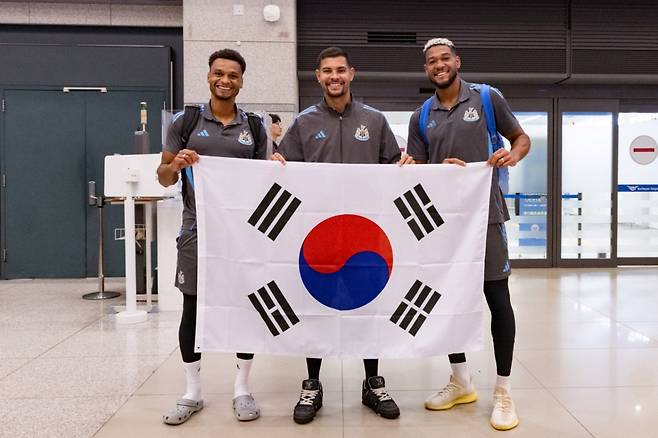 태극기를 들고 환하게 웃는 뉴캐슬 선수들. /사진=쿠팡플레이 제공