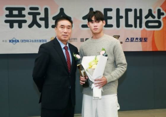 '2024 퓨처스 스타대상' 축구 부문 스타상을 수상한 박승수(오른쪽). /사진=이동훈 기자