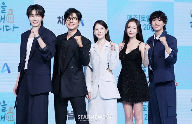 배우 김재영, 유준상, 공승연, 홍수현, 오현중이 29일 서울 마포구 쇼킹케이팝센터에서 진행된 채널A 토일드라마 '여행을 대신해 드립니다' 제작발표회에 참석해 포즈를 취하고 있다. /2025.07.29 /사진=김휘선 hwijpg@