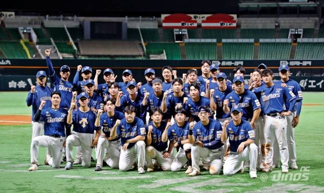 NC 다이노스 C팀과 소프트뱅크 선수단 단체사진. /사진=NC 다이노스 제공