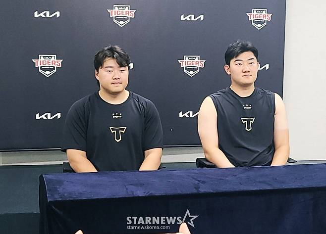 KIA 타이거즈 한재승(왼쪽)과 김시훈이 29일 광주 두산전에 앞서 취재진과 인터뷰에 임하고 있다. /사진=김우종 기자