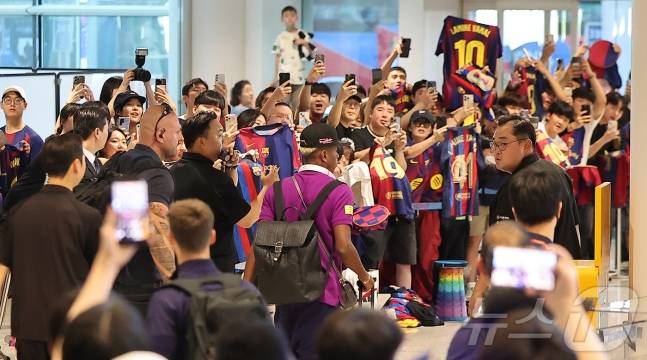 FC 바르셀로나의 공격수 라민 야말이 29일 오후 인천국제공항 2터미널을 통해 입국하고 있다. 지난 2010년 이후 15년 만에 한국을 찾은 바르셀로나는 오는 31일 오후 8시 서울월드컵경기장에서 K리그1 FC서울과 맞대결을 펼친 뒤 4일에는 대구FC와 친선경기를 치른다. /사진=뉴스1