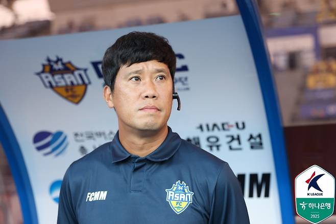 지난 26일 화성FC전을 임시로 지휘한 조진수 수석코치. /사진=한국프로축구연맹 제공