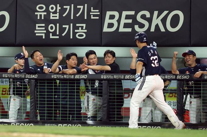 두산 베어스 김재환(오른쪽에서 두 번째)이 29일 광주 KIA전에서 7회 베어스 프랜차이즈 최다 홈런을 터트린 뒤 동료들과 기쁨을 나누고 있다. /사진=두산 베어스 제공
