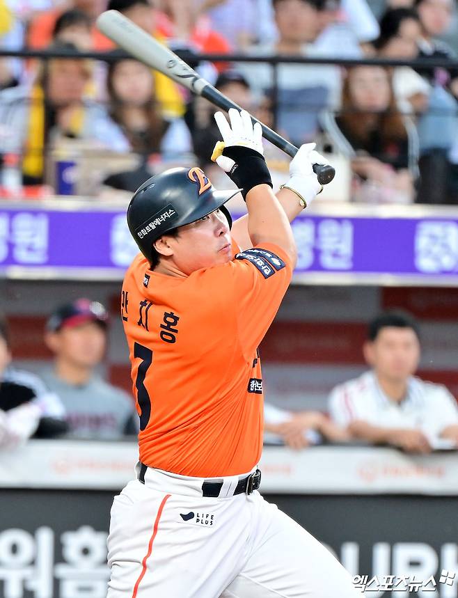 한화 이글스 안치홍이 올해 정규시즌 경기에 출전해 타격하고 있다. 엑스포츠뉴스 DB