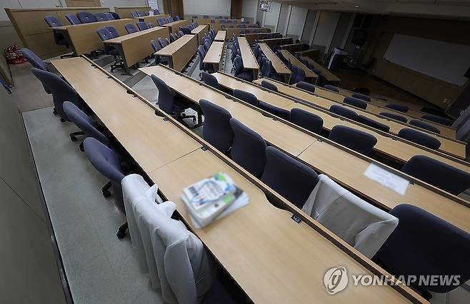 서울 시내 한 의과대학 강의실에 가운이 걸려 있다. [연합뉴스 자료사진]