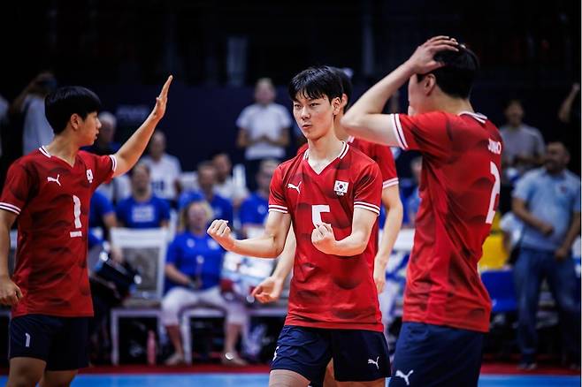 득점 후 기뻐하는 한국 U-19 남자배구 대표팀 선수들 [FIVB 홈피 캡처. 재판매 및 DB 금지]