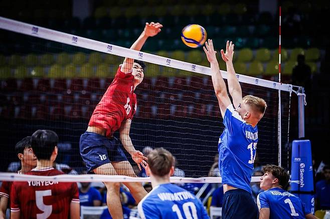 핀란드에 공격하는 한국 U-19 남자배구 대표팀  [FIVB 홈피 캡처. 재판매 및 DB 금지]