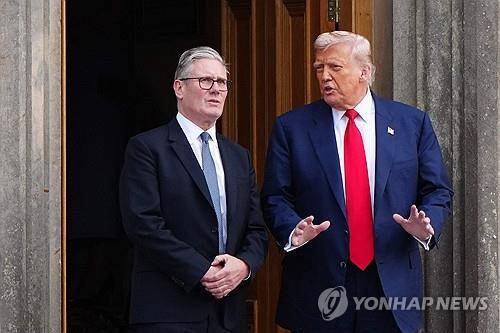 스코틀랜드 방문 중인 트럼프 대통령(오른쪽)과 스타머 영국 총리 [AFP 연합뉴스 자료사진. 재판매 및 DB 금지]