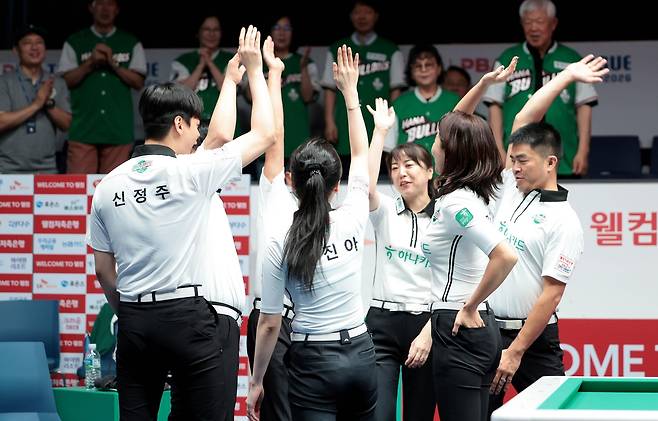 하나카드 선수단의 승리 세리머니 [PBA 제공. 재판매 및 DB 금지]