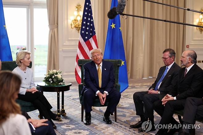 미-EU 협상 타결 발표 자리에 참석한 하워드 러트닉 미 상무장관(맨 오른쪽) [로이터 연합뉴스 자료사진. 재판매 및 DB 금지]