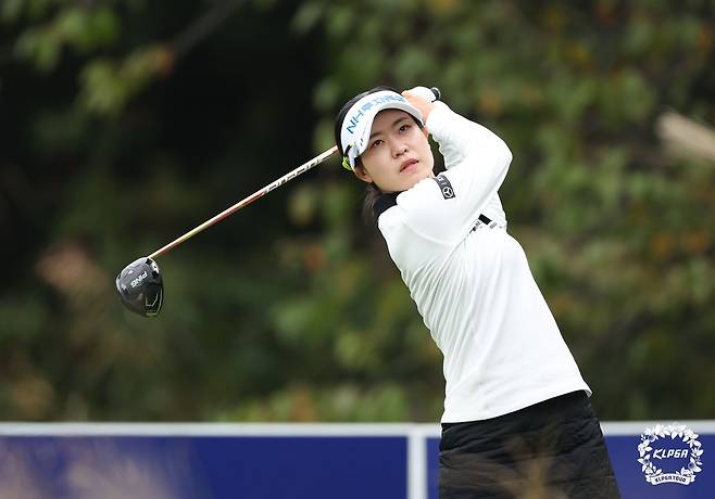 박민지의 아이언샷 (서울=연합뉴스) 박민지가 6일 경기 여주에 위치한 블루헤런GC에서 열린 '하이트진로 챔피언십' 마지막 라운드 3번 홀에서 아이언샷하고 있다. 2024.10.6 [KLPGT 제공. 재판매 및 DB 금지] photo@yna.co.kr