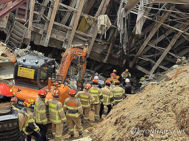 이어지는 실종자 수색 작업 (광명=연합뉴스) 붕괴 사고가 발생한 경기 광명시 신안산선 지하터널 공사 현장에서 16일 구조대원들이 실종자 1명에 대한 수색 작업을 진행하고 있다.
    지난 11일 경기 광명시 신안산선 복선전철 제5-2공구 지하터널 공사 현장과 상부 도로가 함께 붕괴하는 사고가 났다. 2025.4.16 [경기도소방재난본부 제공. 재판매 및 DB 금지] sol@yna.co.kr