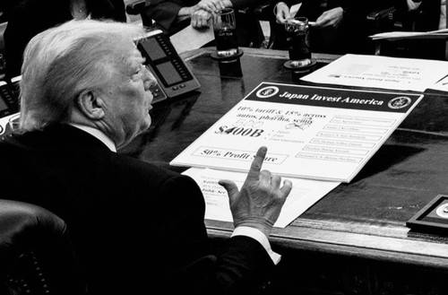 트럼프 미국 대통령 앞에 놓인 미일 무역 협상 문서 (워싱턴=연합뉴스) 도널드 트럼프 미국 대통령이 백악관 집무실에서 일본의 무역 협상 총괄인 아카자와 료세이 경제재생상과 대화하는 사진으로 트럼프 대통령이 일본과 무역 합의를 발표한 지난 22일(현지시간) 댄 스커비노 백악관 부비서실장이 엑스에 올렸다. 사진 속 문서에는 일본이 미국에 투자하겠다고 제안한 4천억달러를 지우고 손으로 5천억달러를 적은 게 보인다. 2025.7.23 [스커비노 엑스 다운로드. 재판매 및 DB 금지]