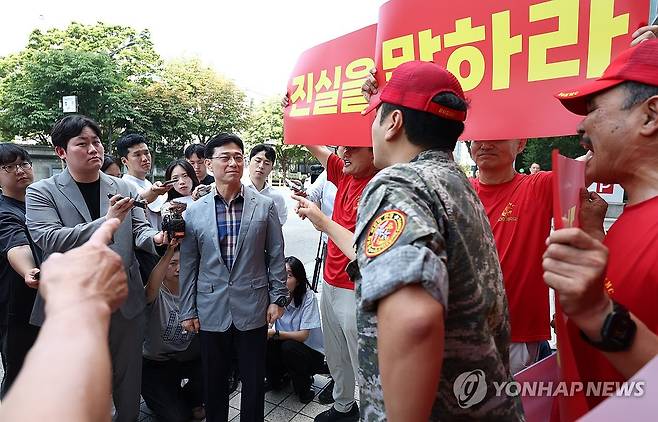 항의 받는 임성근 전 사단장 (서울=연합뉴스) 김인철 기자 = 29일 업무상과실치사상 사건 신속 결정 요청서 제출을 위해 서울 서초구 순직해병특검을 방문한 임성근 전 해병대 1사단장이 해병대예비역연대 회원들의 항의를 받고 있다. 2025.7.29 yatoya@yna.co.kr