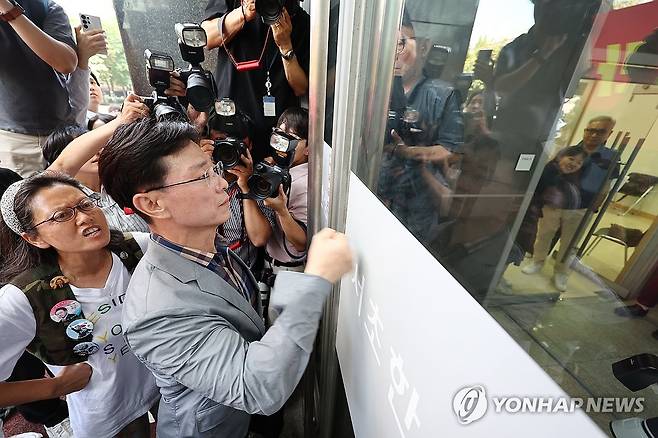 닫힌 출입문, 들어가지 못하는 임성근 전 사단장 (서울=연합뉴스) 김인철 기자 = 임성근 전 해병대 1사단장이 29일 업무상과실치사상 사건 신속 결정 요청서 제출을 위해 서울 서초구 순직해병특검을 찾았지만, 출입문이 닫혀 들어가지 못하고 있다. 2025.7.29 yatoya@yna.co.kr