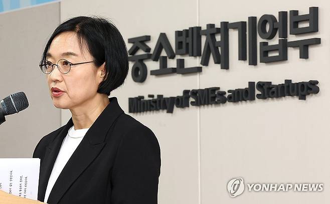 한성숙 중기장관 "최우선으로 소상공인 사회·재난 안전망 구축" (세종=연합뉴스) 배재만 기자 = 한성숙 중소벤처기업부 장관이 24일 정부세종청사 중기부 어울림홀에서 열린 취임식에서 취임사를 하고 있다. 2025.7.24 scoop@yna.co.kr