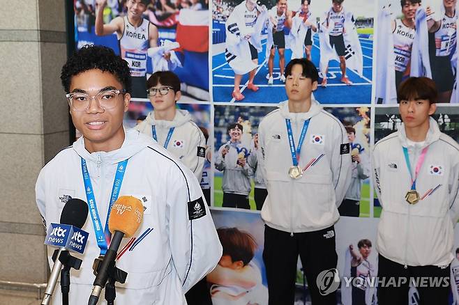 인터뷰하는 육상 남자 계주 400m 대표 나마디 조엘진 (영종도=연합뉴스) 신현우 기자 = 2025 라인-루르 하계 세계대학경기대회(U대회) 육상 남자 계주 400ｍ에서 금메달을 딴 나마디 조엘진이 29일 인천국제공항 제1여객터미널을 통해 귀국, 인터뷰하고 있다. 2025.7.29 nowwego@yna.co.kr