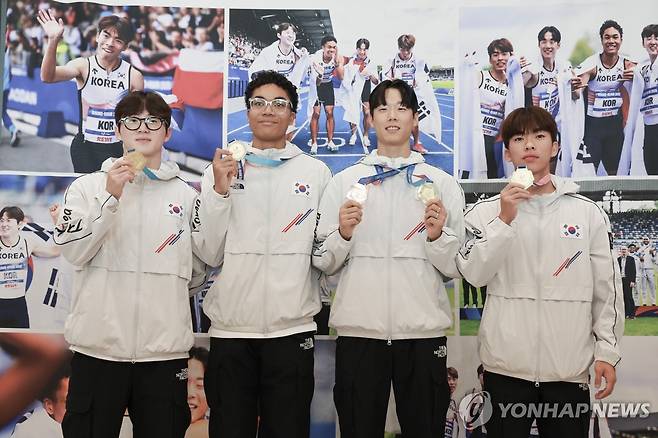하계U대회서 금메달 딴 육상 남자 계주 400m 대표팀 (영종도=연합뉴스) 신현우 기자 = 2025 라인-루르 하계 세계대학경기대회(U대회) 육상 남자 계주 400ｍ에서 금메달을 딴 서민준(왼쪽부터), 나마디 조엘진, 이재성, 김정윤이 29일 인천국제공항 제1여객터미널을 통해 귀국, 메달을 들고 기념 촬영하고 있다. 2025.7.29 nowwego@yna.co.kr