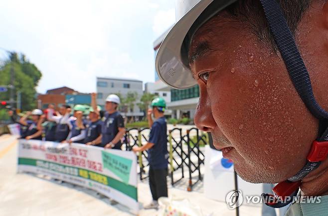 '폭염, 멈추지 않는 땀' (서울=연합뉴스) 김도훈 기자 = 29일 서울 종로구 국정기획위원회 앞에서 열린 민주노총 건설노조 폭염 실태 기자회견에서 한 참가자의 얼굴에 땀이 맺혀 있다. 2025.7.29 superdoo82@yna.co.kr
