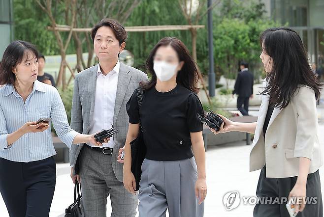 김건희 특검 출석하는 '김건희 집사' 배우자 (서울=연합뉴스) 류영석 기자 = 김건희 여사 일가의 집사로 알려진 김예성 씨 부인 정 모씨가 지난 23일 서울 종로구 KT광화문빌딩에 마련된 김건희 여사 관련 의혹을 수사 중인 민중기 특별검사팀 사무실에 출석하고 있다. 2025.7.23 ondol@yna.co.kr