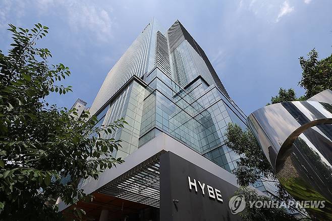 방시혁 의장 부정거래 의혹 수사 중인 경찰, 하이브 압수수색 (서울=연합뉴스) 류영석 기자 = 방시혁 하이브 의장의 사기적 부정거래 의혹을 수사하는 경찰이 하이브 본사 등지에 압수수색을 진행 중인 가운데 24일 서울 용산구 하이브 본사 모습. 2025.7.24 ondol@yna.co.kr