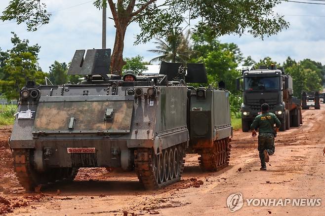 태국군 이동 (시사껫주[태국] 로이터=연합뉴스) 태국과 캄보디아 간 휴전이 발효된 첫날인 29일(현지시간) 태국 동부 시사껫주의 국경 지대에서 태국군 장갑차와 병력이 이동하고 있다. 2025.07.29