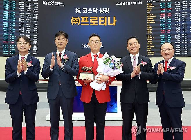 프로티나 코스닥시장 상장기념식 (서울=연합뉴스) 29일 서울 영등포구 한국거래소에서 열린 프로티나 코스닥시장 상장기념식에서 관계자들이 상장기념패 전달 후 기념 촬영하고 있다. 
    왼쪽부터 김대영 한국IR협의회 부회장, 민경욱 한국거래소 코스닥시장본부장, 윤태영 프로티나 대표이사, 김성환 한국투자증권 대표이사, 강왕락 코스닥협회 부회장. 2025.7.29 [한국거래소 제공. 재판매 및 DB 금지] photo@yna.co.kr