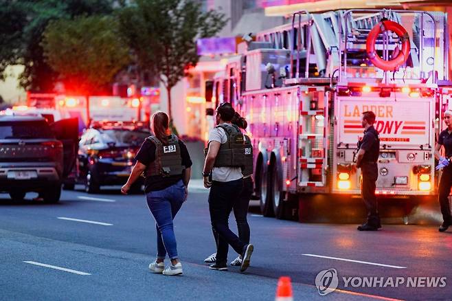 뉴욕 맨해튼 빌딩가서 퇴근 시간대 총기 난사 미국 뉴욕 맨해튼 중심가의 한 고층 빌딩에서 28일(현지시간) 한 남성이 총기를 난사한 사고가 발생했다. 미 연방수사국(FBI) 요원들이 사건이 발생한 빌딩 주변에 배치된 모습. [로이터=연합뉴스. 재판매 및 DB금지]