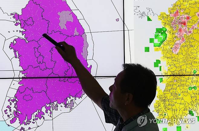 두 곳 빼고 폭염 특보 (수원=연합뉴스) 홍기원 기자 = 29일 경기도 수원시 권선구 수도권기상청에서 예보관이 폭염 특보 상황 등을 보여주고 있다.
    내륙에서 폭염특보가 내려지지 않은 유일한 지역이었던 강원 태백에 이날 오전 10시를 기해 폭염주의보가 발령됨에 따라 이제 183개 육상 기상특보 구역 중 88%인 161곳에 폭염경보, 11%인 20곳에 폭염주의보가 내려진 상황이다. 폭염특보가 발령되지 않은 곳은 한라산(제주산지)과 추자도 두 곳뿐이다. 2025.7.29 xanadu@yna.co.kr