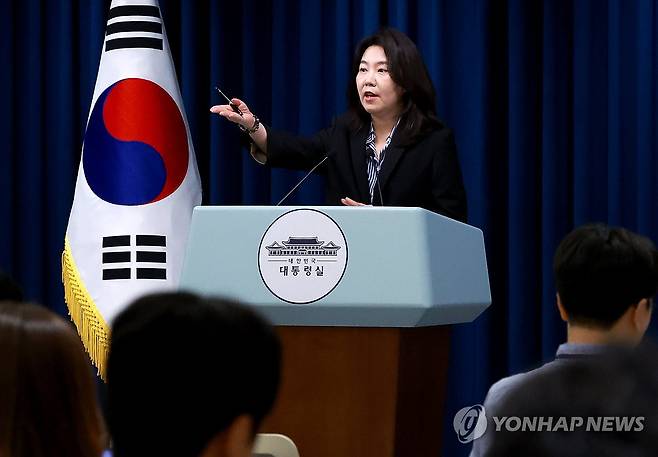 질문 받는 강유정 대통령실 대변인 (서울=연합뉴스) 홍해인 기자 = 강유정 대통령실 대변인이 27일 서울 용산 대통령실 청사에서 현안 브리핑을 마친 뒤 취재진 질문을 받고 있다. 2025.7.27 hihong@yna.co.kr