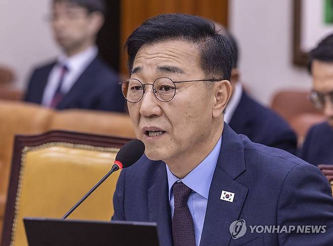 의원 질의에 답하는 김윤덕 국토교통부 장관 후보자 (서울=연합뉴스) 황광모 기자 = 김윤덕 국토교통부 장관 후보자가 29일 국회 국토교통위원회에서 열린 인사청문회에서 의원 질의에 답하고 있다. 2025.7.29 hkmpooh@yna.co.kr