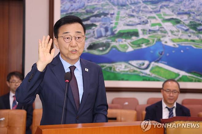 선서하는 김윤덕 국토교통부 장관 후보자 (서울=연합뉴스) 황광모 기자 = 김윤덕 국토교통부 장관 후보자가 29일 국회 국토교통위원회에서 열린 인사청문회에서 선서하고 있다. 2025.7.29 hkmpooh@yna.co.kr