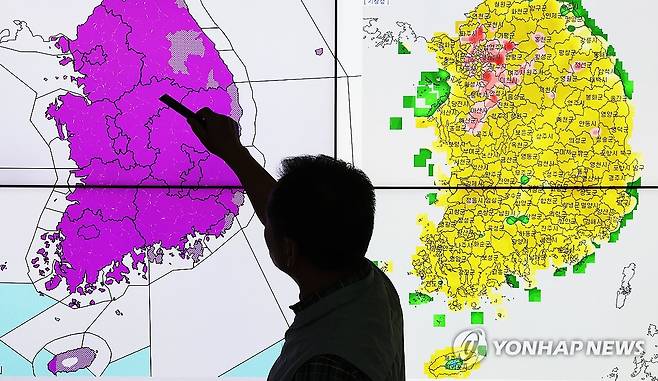 전국이 폭염 (수원=연합뉴스) 홍기원 기자 = 29일 경기도 수원시 권선구 수도권기상청에서 예보관이 폭염 특보 상황 등을 보여주고 있다.
    내륙에서 폭염특보가 내려지지 않은 유일한 지역이었던 강원 태백에 이날 오전 10시를 기해 폭염주의보가 발령됨에 따라 이제 183개 육상 기상특보 구역 중 88%인 161곳에 폭염경보, 11%인 20곳에 폭염주의보가 내려진 상황이다. 폭염특보가 발령되지 않은 곳은 한라산(제주산지)과 추자도 두 곳뿐이다. 2025.7.29 xanadu@yna.co.kr