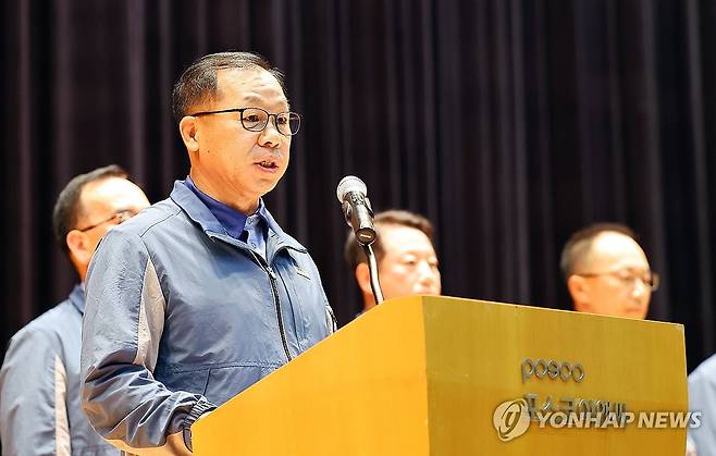 포스코이앤씨, 연이은 현장 사망사고 재발 방지 대책 담화문 발표 (인천=연합뉴스) 임순석 기자 = 정희민 포스코이앤씨 사장이 29일 인천 송도 본사에서 연이은 현장 사망사고와 관련한 담화문을 발표하고 있다. 이재명 대통령은 이날 오전 국무회의 모두발언을 통해 올해 포스코이앤씨 현장에서 연이은 산업재해 사고로 노동자들이 숨진 사실을 언급하며 질타했다. 2025.7.29 soonseok02@yna.co.kr
