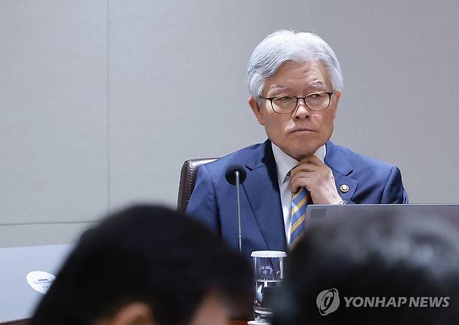 국무회의 참석한 인사혁신처장 (서울=연합뉴스) 홍해인 기자 = 최동석 인사혁신처장이 29일 서울 용산 대통령실 청사에서 이재명 대통령 주재로 열린 국무회의에 참석하고 있다. 2025.7.29 hihong@yna.co.kr
