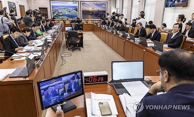 김윤덕 국토교통부 장관 후보자 인사청문회 (서울=연합뉴스) 황광모 기자 = 김윤덕 국토교통부 장관 후보자가 29일 국회 국토교통위원회에서 열린 인사청문회에서 의원 질의에 답하고 있다. 2025.7.29 hkmpooh@yna.co.kr
