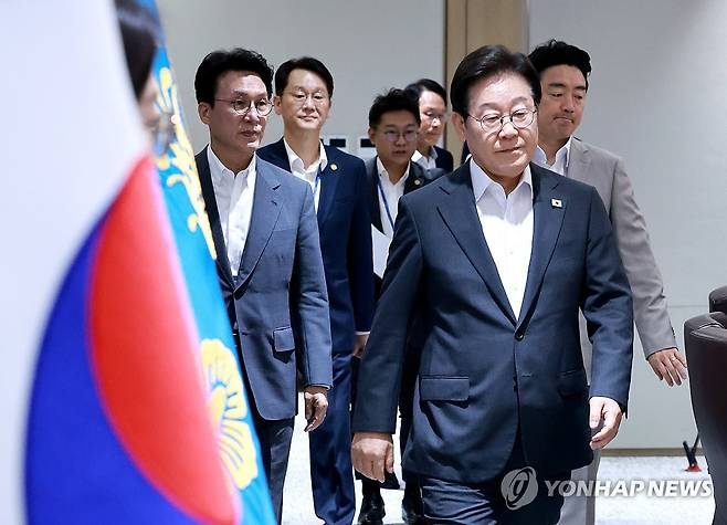 국무회의 입장하는 이재명 대통령 (서울=연합뉴스) 홍해인 기자 = 이재명 대통령이 29일 서울 용산 대통령실 청사에서 열린 국무회의에 김민석 국무총리, 강훈식 대통령비서실장과 함께 입장하고 있다. 2025.7.29 hihong@yna.co.kr