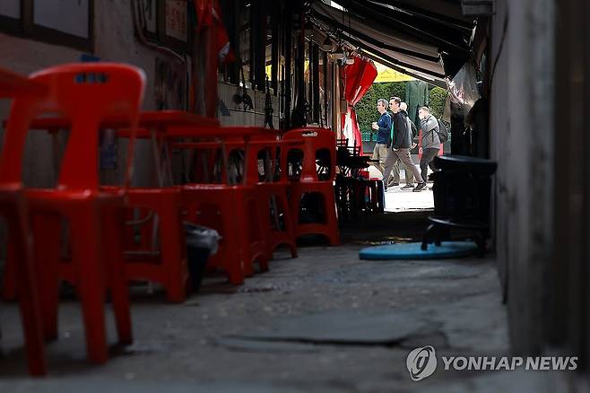 한국 경제, 사상 첫 '네 분기 연속 0.1% 이하 성장' 전망 (서울=연합뉴스) 신현우 기자 = 지난 4월20일 서울 명동거리에서 영업을 준비 중인 식당. 2025.4.20 nowwego@yna.co.kr