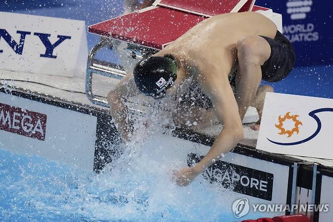 경기 준비하는 황선우. [AP=연합뉴스]