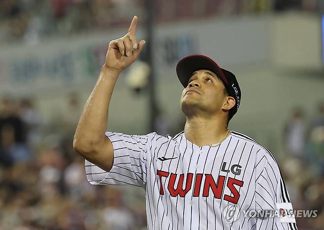 더그아웃 향하는 치리노스 (서울=연합뉴스) 서명곤 기자 = 29일 서울 송파구 잠실구장에서 열린 프로야구 2025 신한 SOL 뱅크 KBO리그  kt wiz와 LG 트윈스의 경기. LG 선발 치리노스가 5회초를 마친 뒤 더그아웃으로 들어오며 기뻐하고 있다.  2025.7.29 seephoto@yna.co.kr