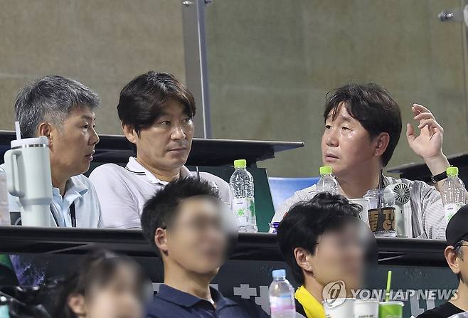잠실구장 찾은 류지현 대표팀 감독 (서울=연합뉴스) 서명곤 기자 = 29일 서울 송파구 잠실구장에서 열린 프로야구 2025 신한 SOL 뱅크 KBO리그  kt wiz와 LG 트윈스의 경기. 야구 대표팀 류지현 감독(오른쪽부터), 강인권 코치, 김원형 코치가 경기를 지켜보고 있다.  2025.7.29 seephoto@yna.co.kr