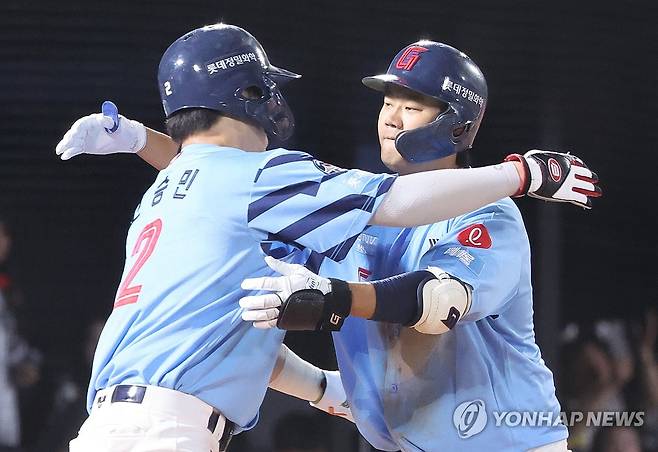 2점 홈런 친 손호영, 고승민과 포옹 (부산=연합뉴스) 강선배 기자 = 29일 부산 사직야구장에서 열린 프로야구 NC 다이노스와 롯데 자이언츠의 경기. 6회 말 무사 1루 롯데 손호영이 좌측 펜스를 넘어가는 투런 홈런을 치고 홈에서 선행주자 고승민과 포옹하고 있다. 2025.7.29 sbkang@yna.co.kr