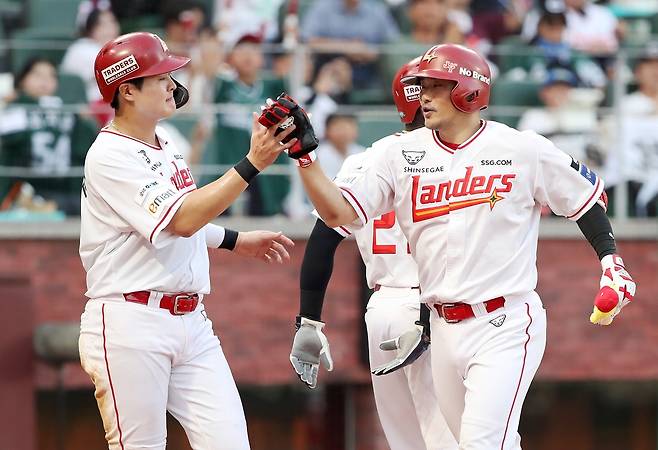 역전 결승 3점 홈런을 친 SSG 이지영(오른쪽) [SSG 랜더스 제공. 재판매 및 DB 금지]